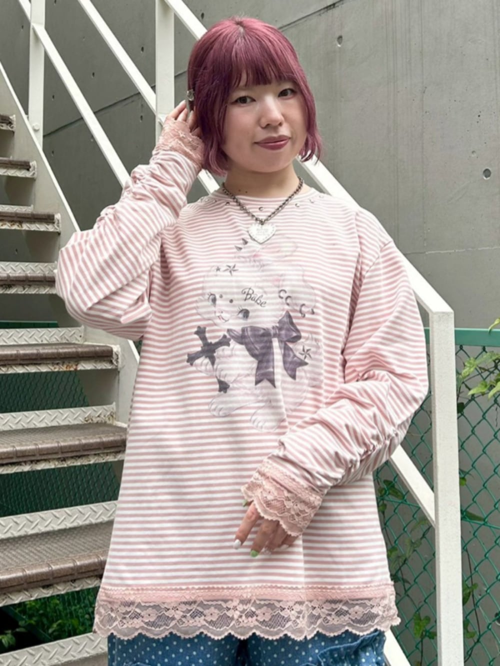 ピンク系のTシャツ/カットソー、ブルー系のデニムパンツを着用したレディースの夏コーディネートの4枚目の写真
