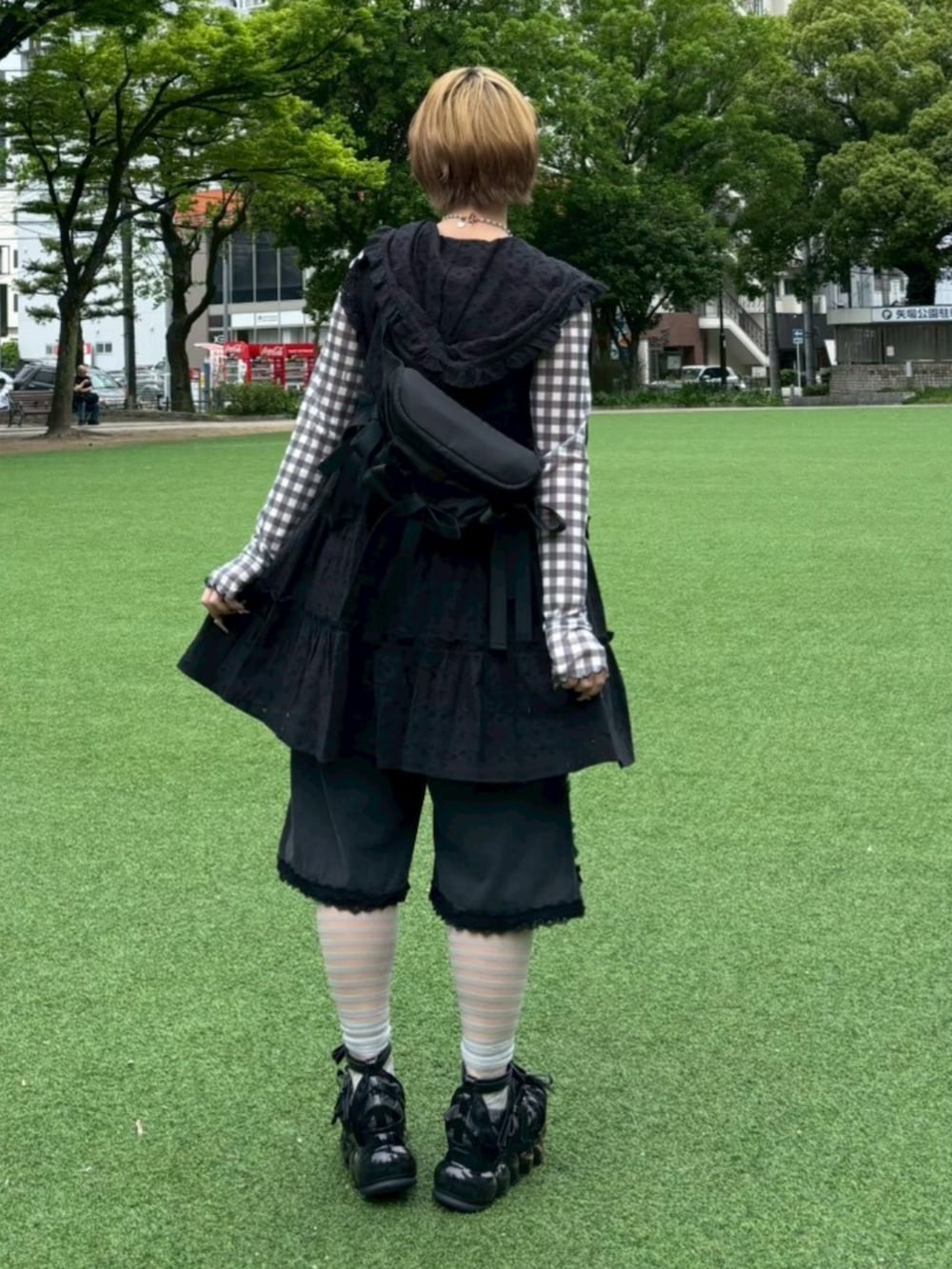 ブラック系のデニムパンツ、ブラック系のボディバッグ/ウエストポーチ、ブラック系のTシャツ/カットソーを着用したレディースの春コーディネートの4枚目の写真