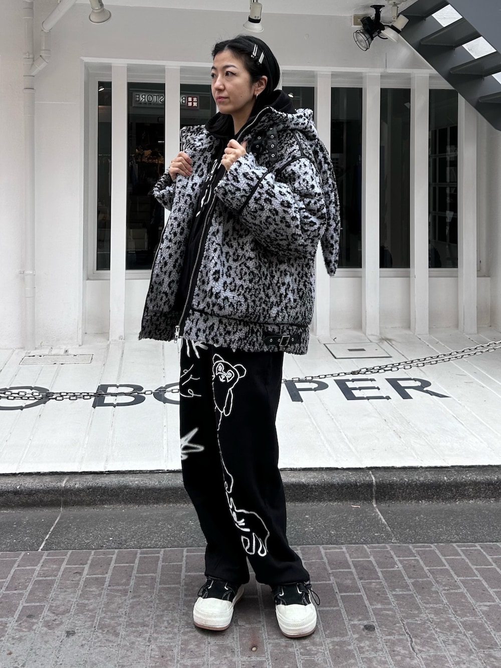 ブラック系のパーカー、グレー系のダウンジャケット/コート、ブラック系のスウェットパンツを着用したレディースの冬コーディネートの5枚目の写真