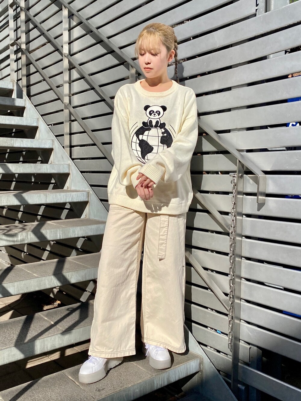 ホワイト系のその他パンツ、ホワイト系のニット/セーターを着用したレディースの冬コーディネートの2枚目の写真