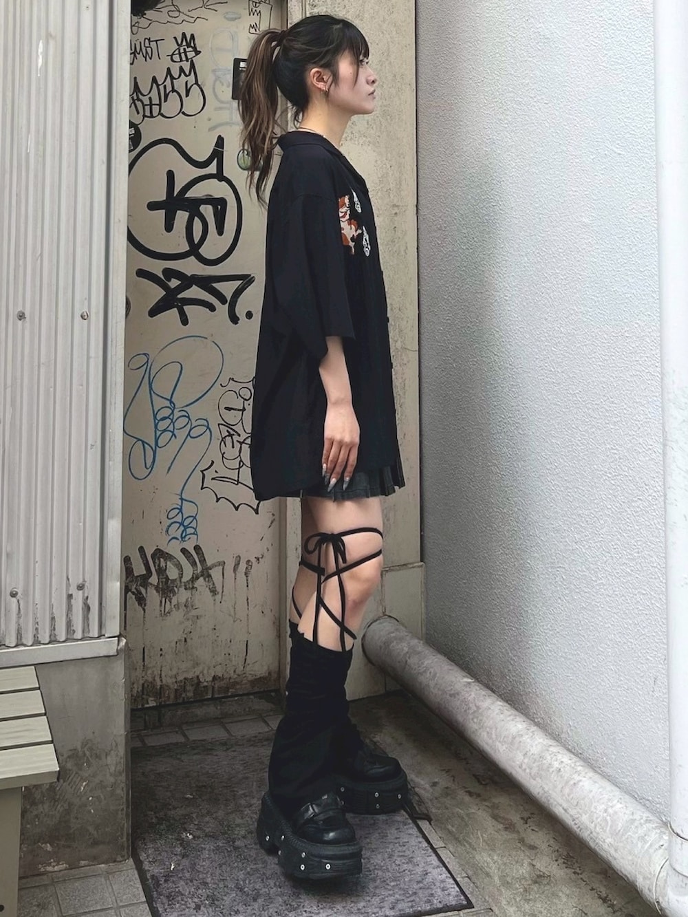 ブラック系のシャツ/ブラウス、ブラック系のTシャツ/カットソー、ブラック系のスカートを着用したレディースの夏コーディネートの2枚目の写真