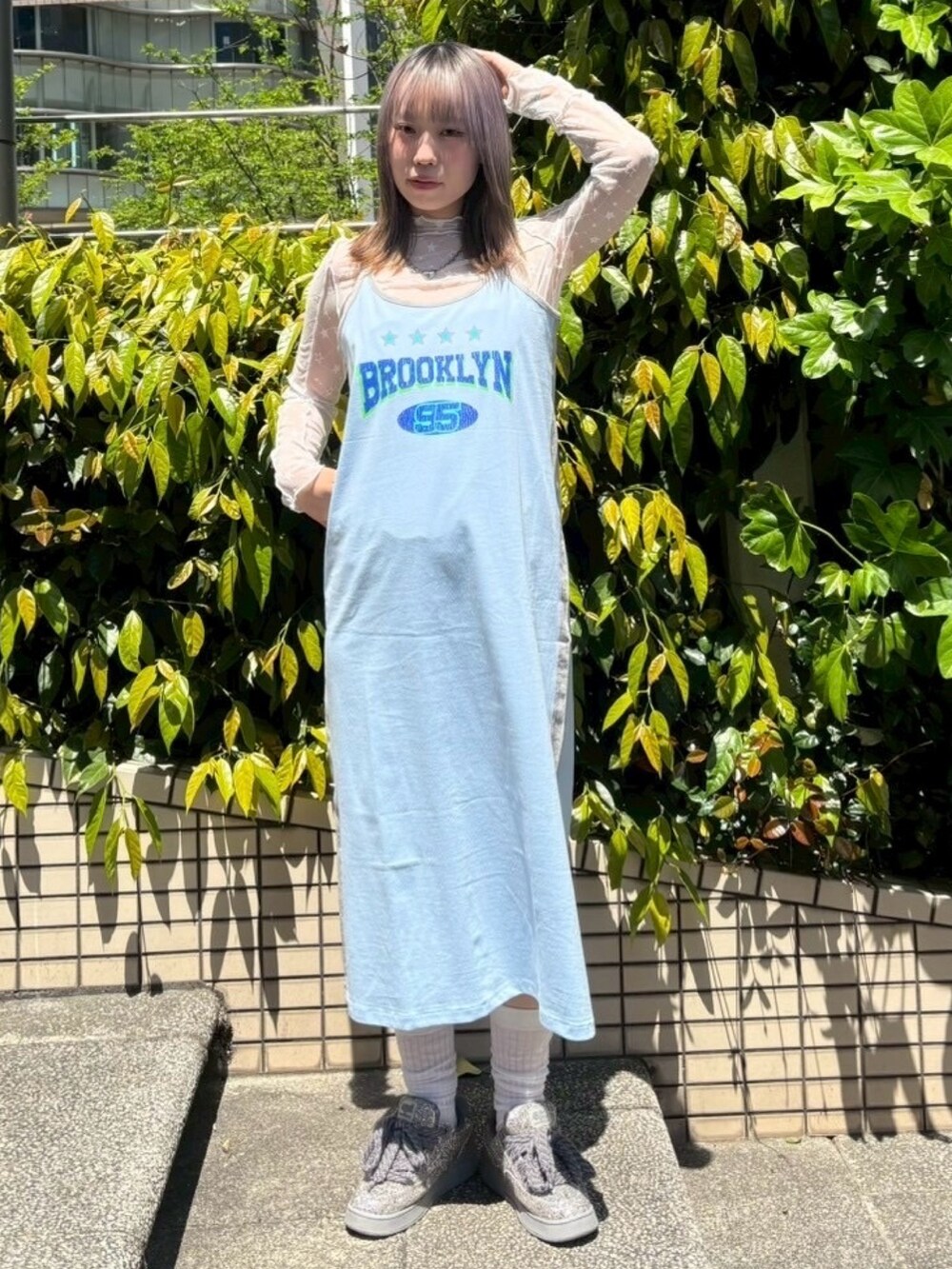 ホワイト系のその他トップス、ブルー系のワンピースを着用したレディースの春コーディネートの2枚目の写真