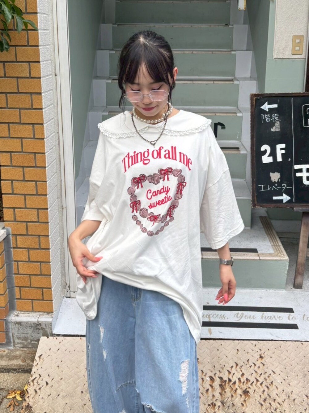 ブルー系のデニムパンツ、ホワイト系のTシャツ/カットソー、ホワイト系のTシャツ/カットソーを着用したレディースの夏コーディネートの5枚目の写真