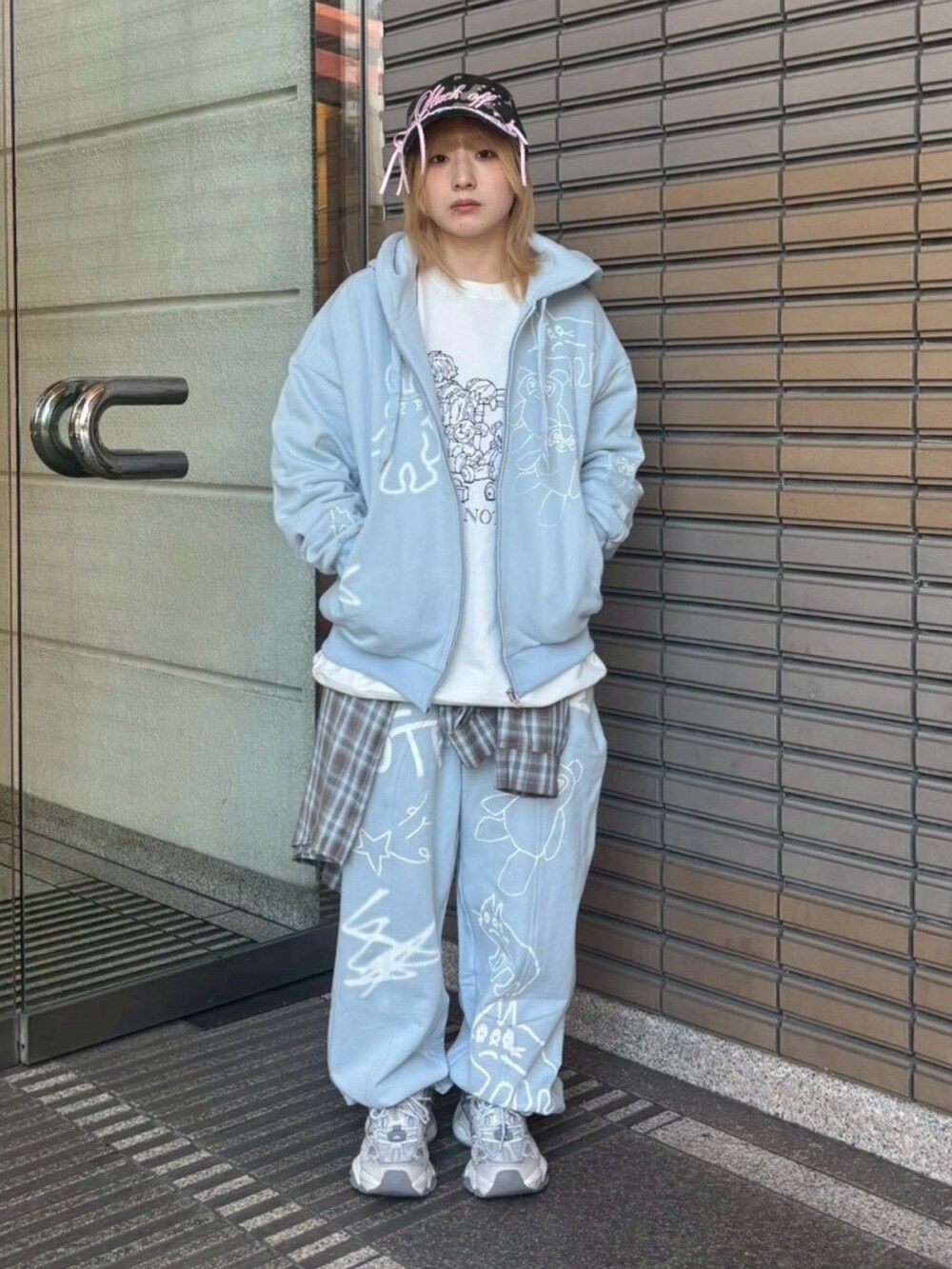 ブルー系のスウェットパンツ、ブラウン系のシャツ/ブラウス、ホワイト系のスウェットを着用したレディースの冬コーディネートの2枚目の写真