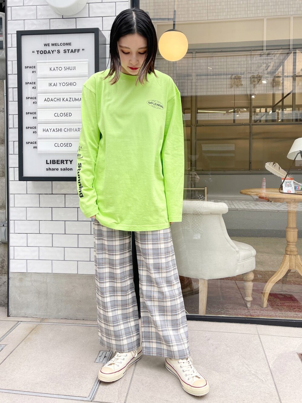 グリーン系のTシャツ/カットソー、ホワイト系のスニーカー、グレー系のその他パンツを着用したレディースの冬コーディネートの2枚目の写真