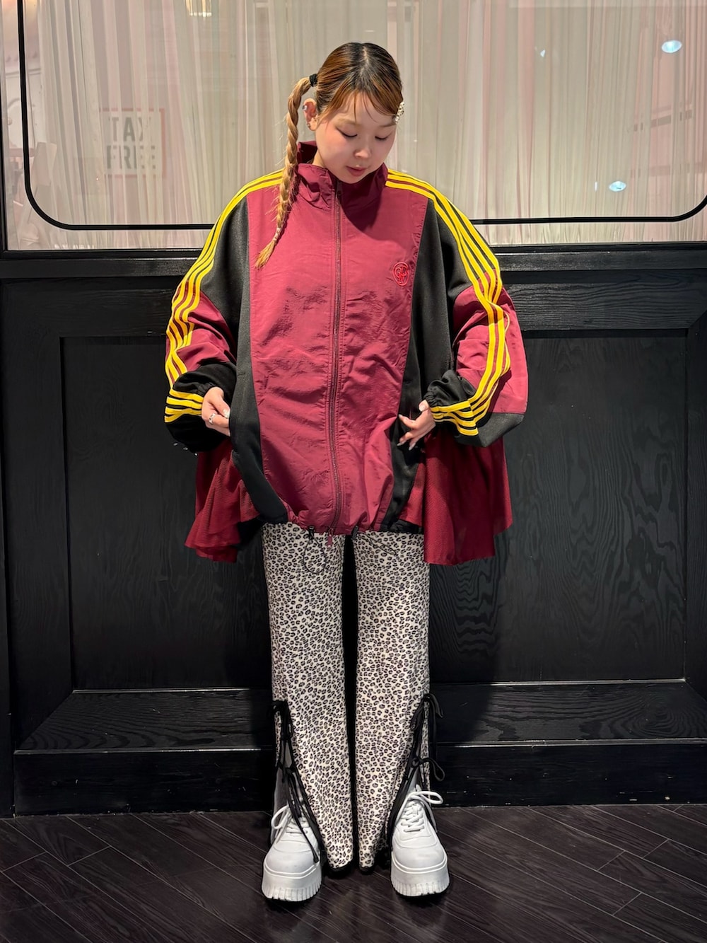 ベージュ系のその他パンツ、レッド系のブルゾンを着用したレディースの冬コーディネートの2枚目の写真
