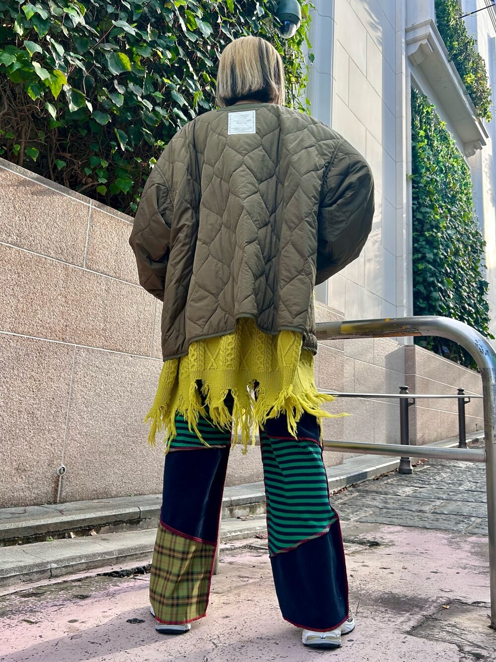 グリーン系のモッズコート、グリーン系のニット/セーター、ブルー系のその他パンツを着用したレディースの冬コーディネートの4枚目の写真