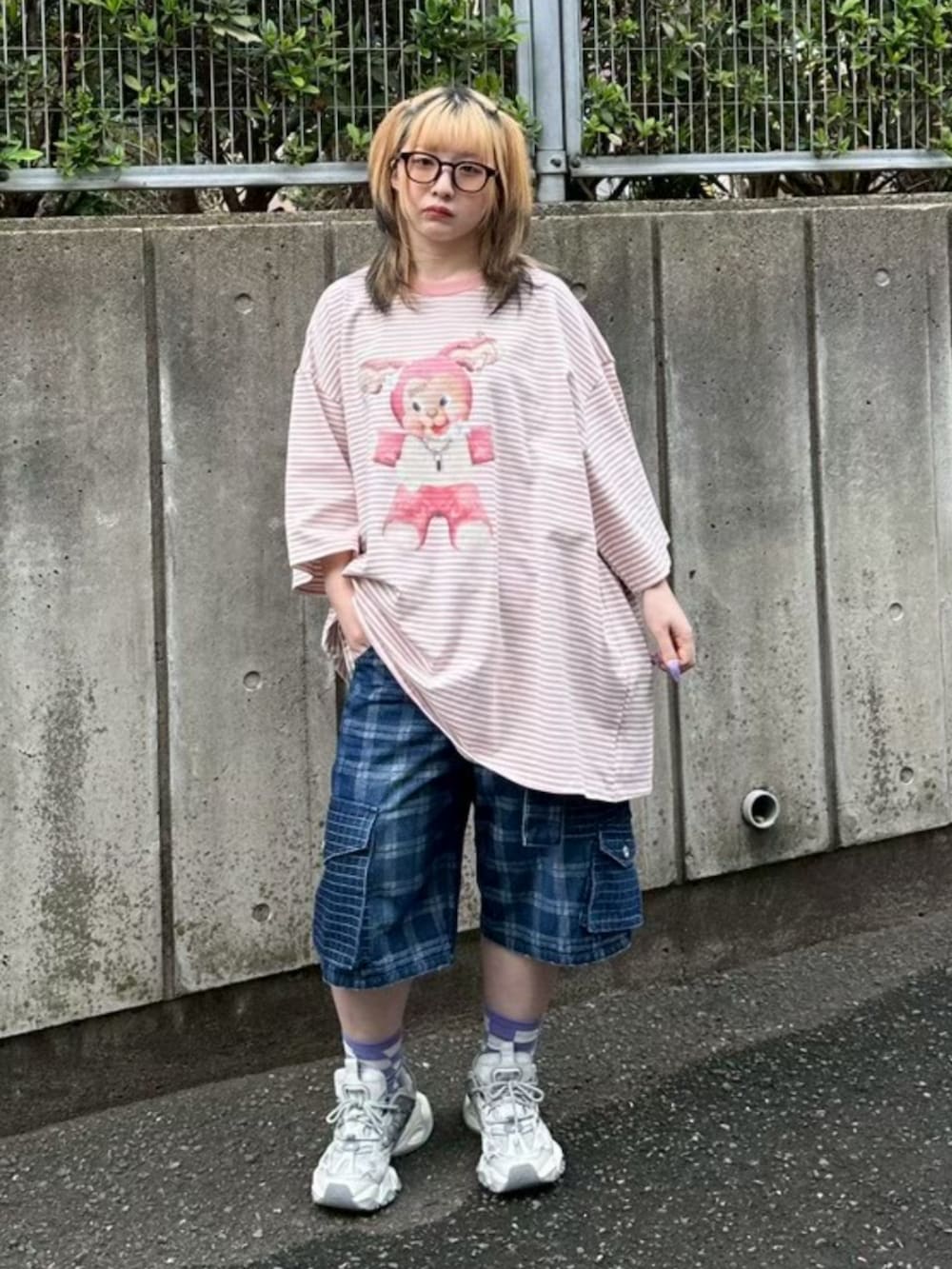 ピンク系のTシャツ/カットソー、ブルー系のデニムパンツを着用したレディースの春コーディネートの2枚目の写真