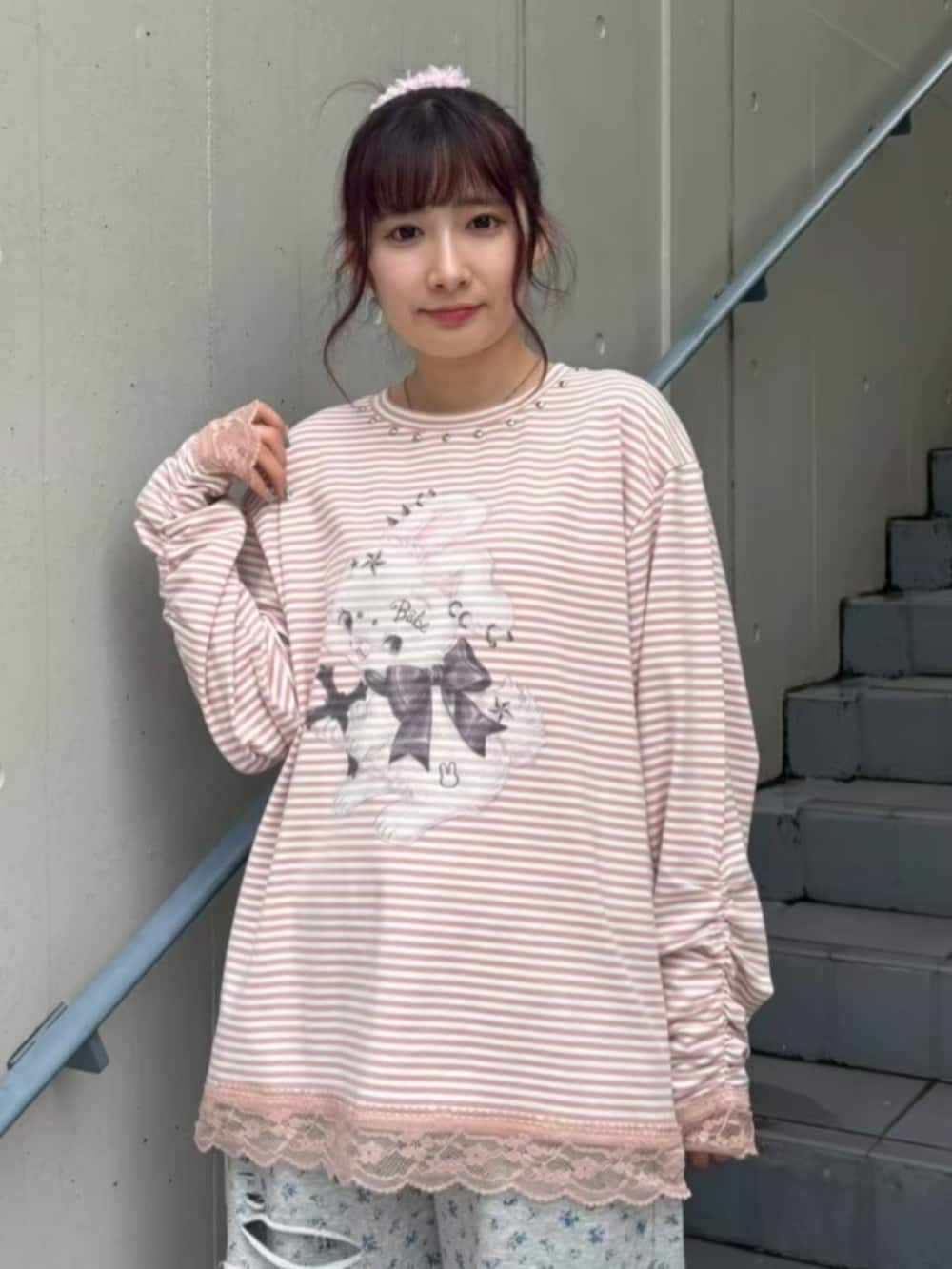 ピンク系のTシャツ/カットソー、グレー系のスウェットパンツを着用したレディースの秋コーディネートの4枚目の写真