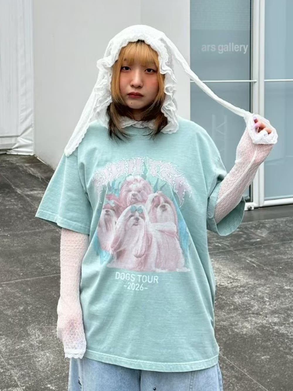 ブルー系のTシャツ/カットソー、ホワイト系のTシャツ/カットソー、ブルー系のデニムパンツを着用したレディースの春コーディネートの4枚目の写真