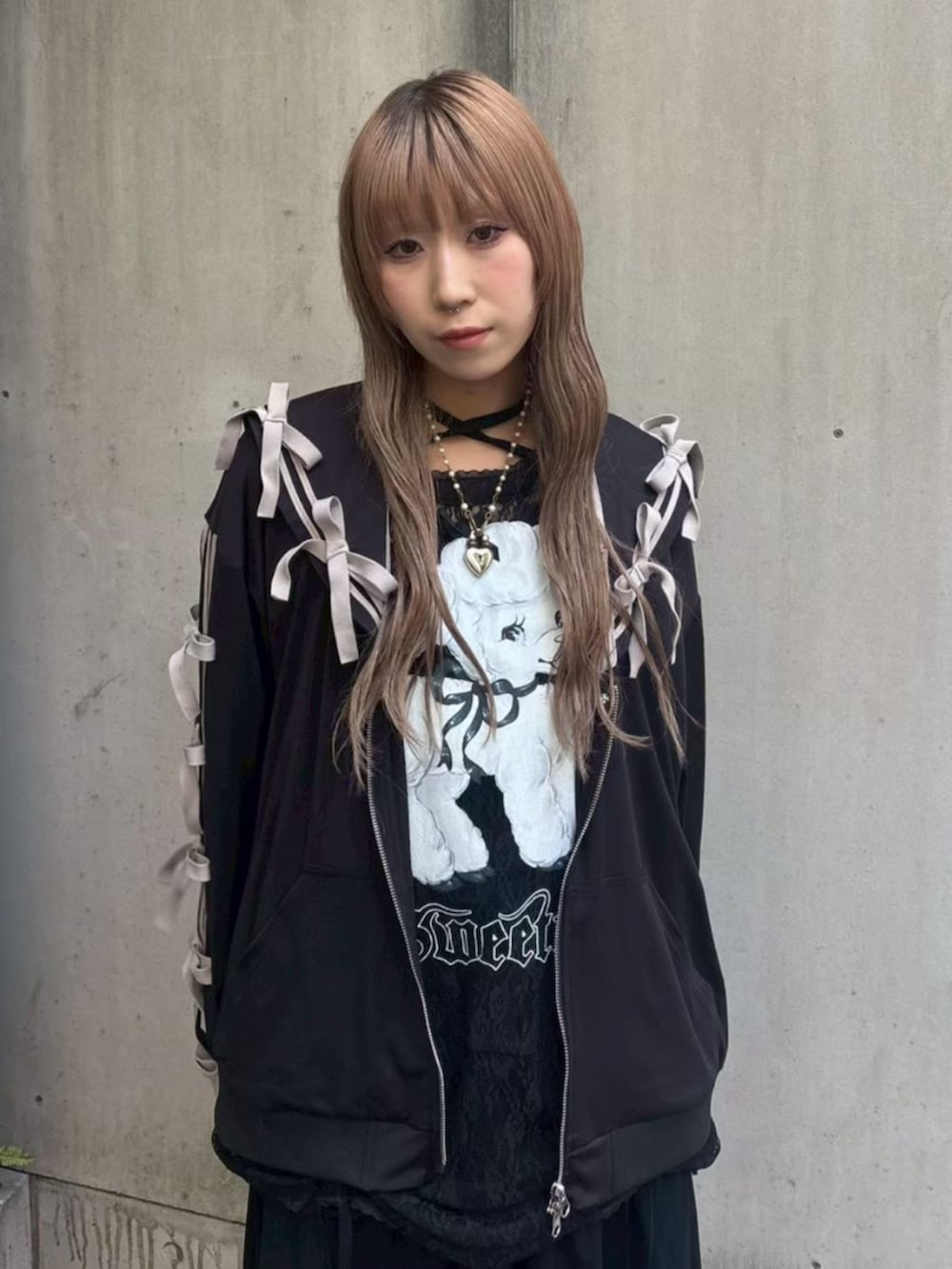 ブラック系のTシャツ/カットソー、ブラック系のブルゾンを着用したレディースの春コーディネートの4枚目の写真