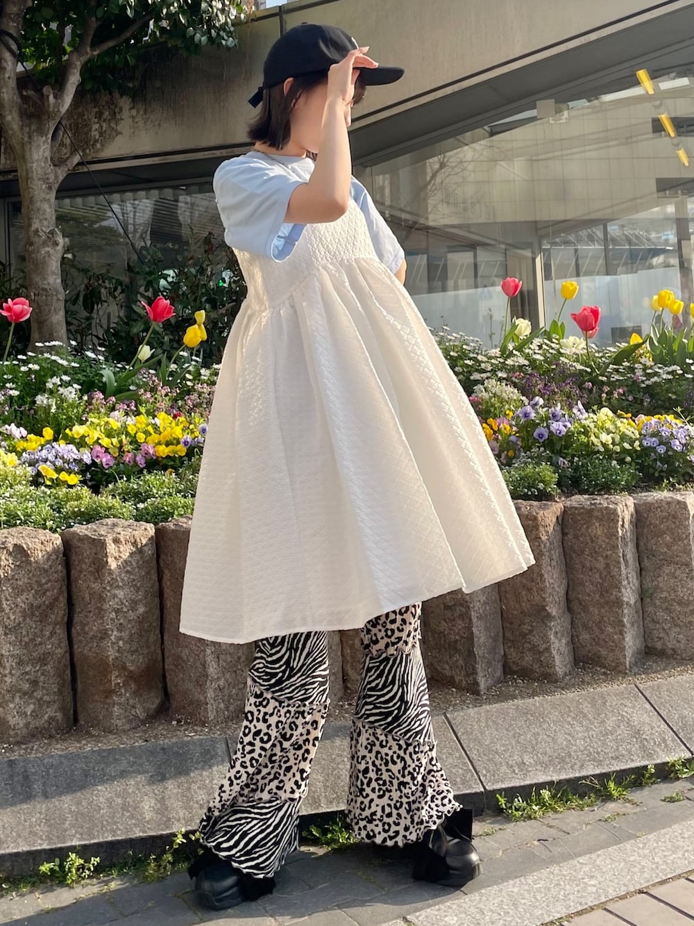 ブルー系のTシャツ/カットソー、ホワイト系のワンピース、ブラック系のその他パンツを着用したレディースの春コーディネートの3枚目の写真