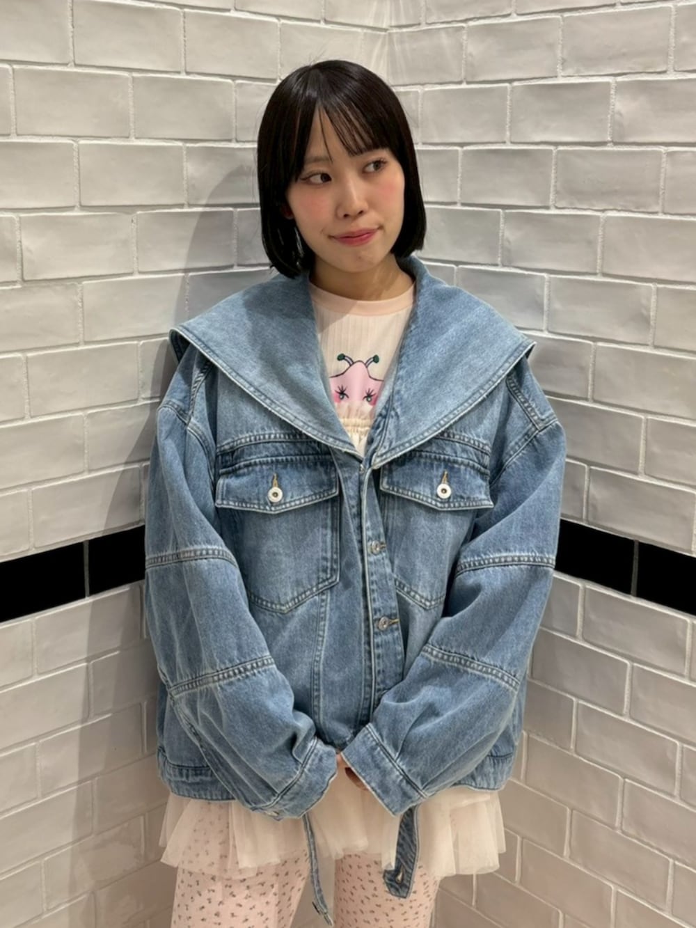 ホワイト系のその他トップス、ブルー系のデニムジャケット、ピンク系のTシャツ/カットソーを着用したレディースの春コーディネートの3枚目の写真