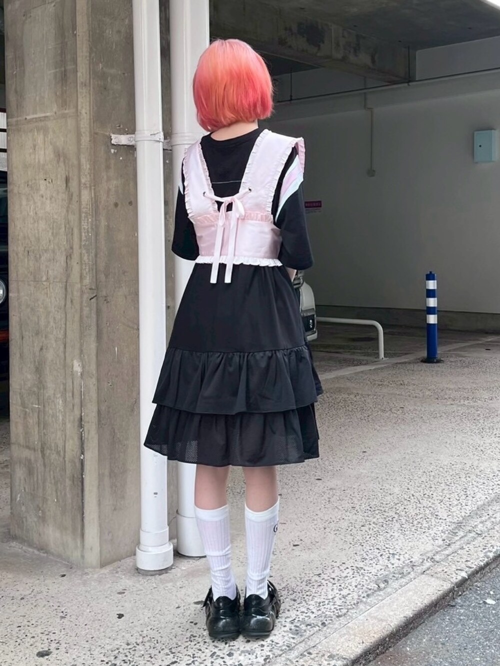 ピンク系のその他トップス、ブラック系のワンピース、ホワイト系のバレッタ/ヘアクリップを着用したレディースの秋コーディネートの4枚目の写真