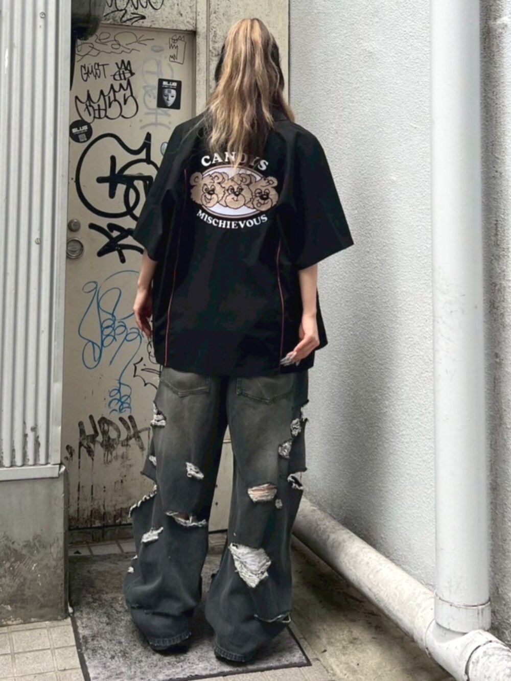 ブラック系のデニムパンツ、ブラック系のキャミソール、ブラック系のシャツ/ブラウスを着用したレディースの夏コーディネートの4枚目の写真