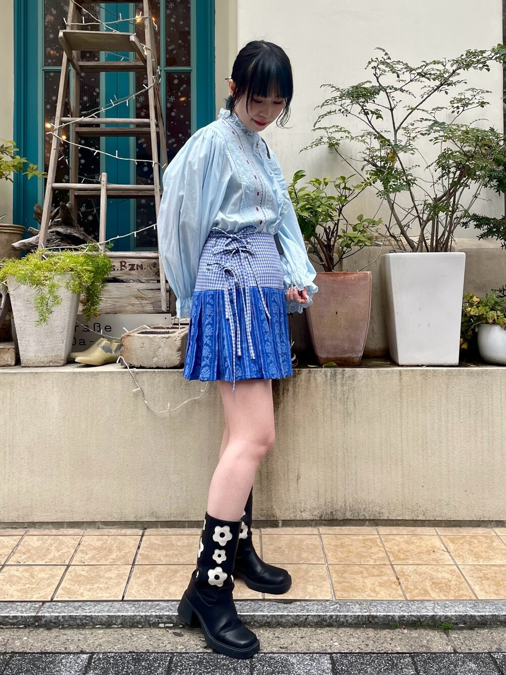 ブルー系のシャツ/ブラウス、ブルー系のスカート、ブラック系のショルダーバッグを着用したレディースの冬コーディネートの3枚目の写真