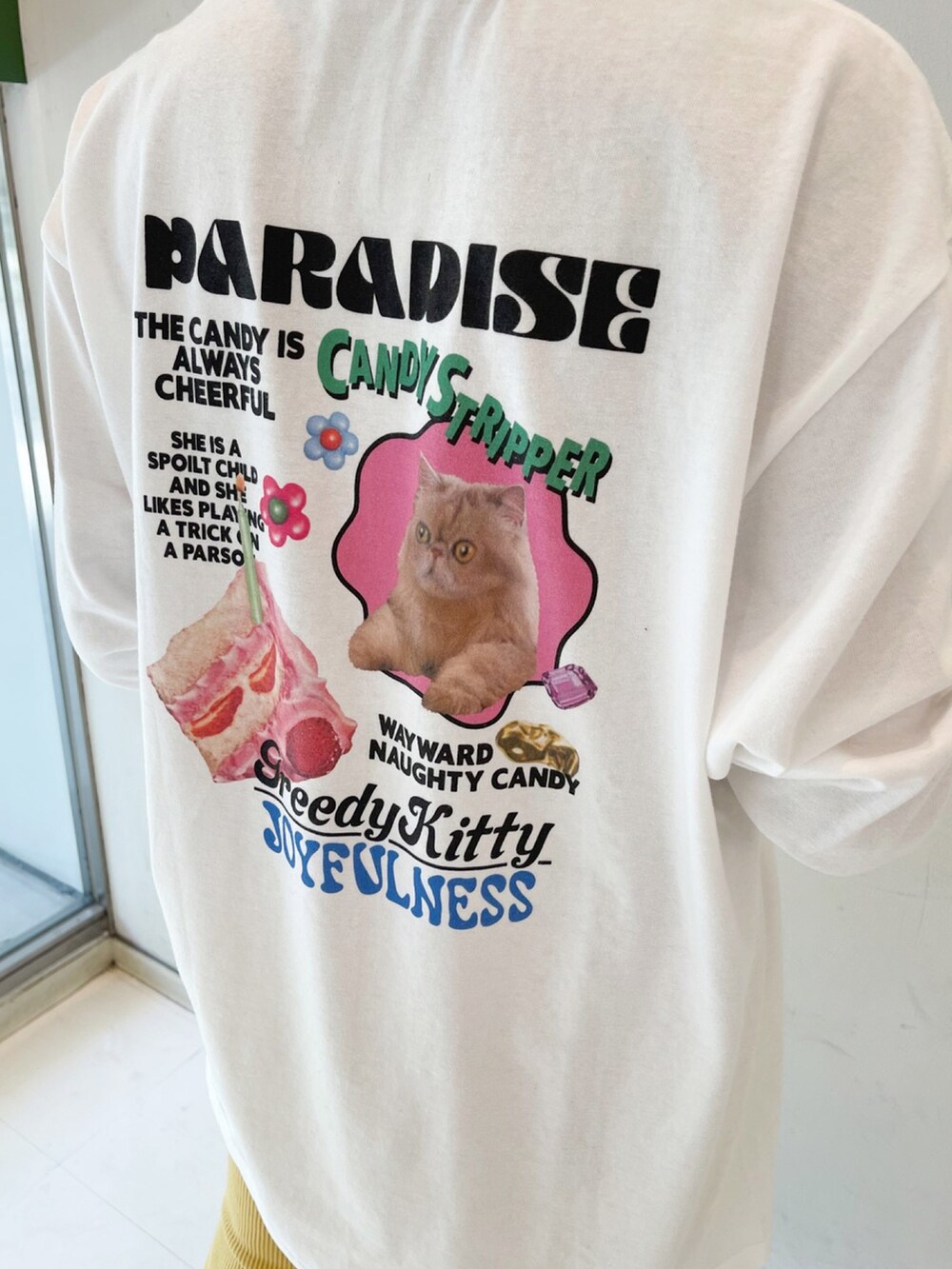 ホワイト系のスニーカー、ホワイト系のTシャツ/カットソー、イエロー系のその他パンツを着用したレディースの春コーディネートの3枚目の写真