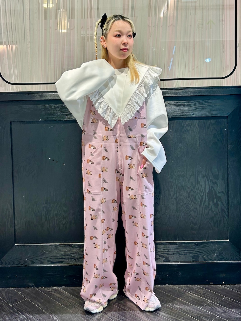「Candy Stripper、New Balance、ワンピース、セーラーカラー、Vネック、コットンレース、サロペット、ワッフル、ピンク、ガーリー、レイヤードスタイル、お出かけコーデ」｜「Candy StripperのSAILOR COLLAR ワンピース（ワンピース、ホワイト系）」を使った、CandyStripperさん（レディース・156cm）の春コーディネートの2枚目の写真