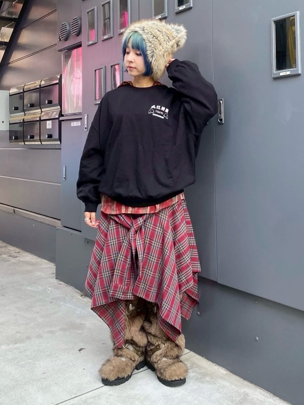 ブラウン系のブーツ、レッド系のスカート、レッド系のシャツ/ブラウスを着用したレディースの冬コーディネートの2枚目の写真