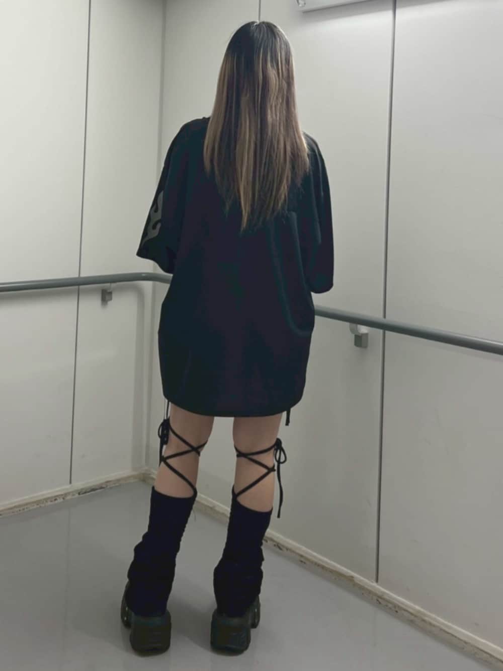 ブラック系のその他パンツ、ブラック系のTシャツ/カットソーを着用したレディースの夏コーディネートの3枚目の写真