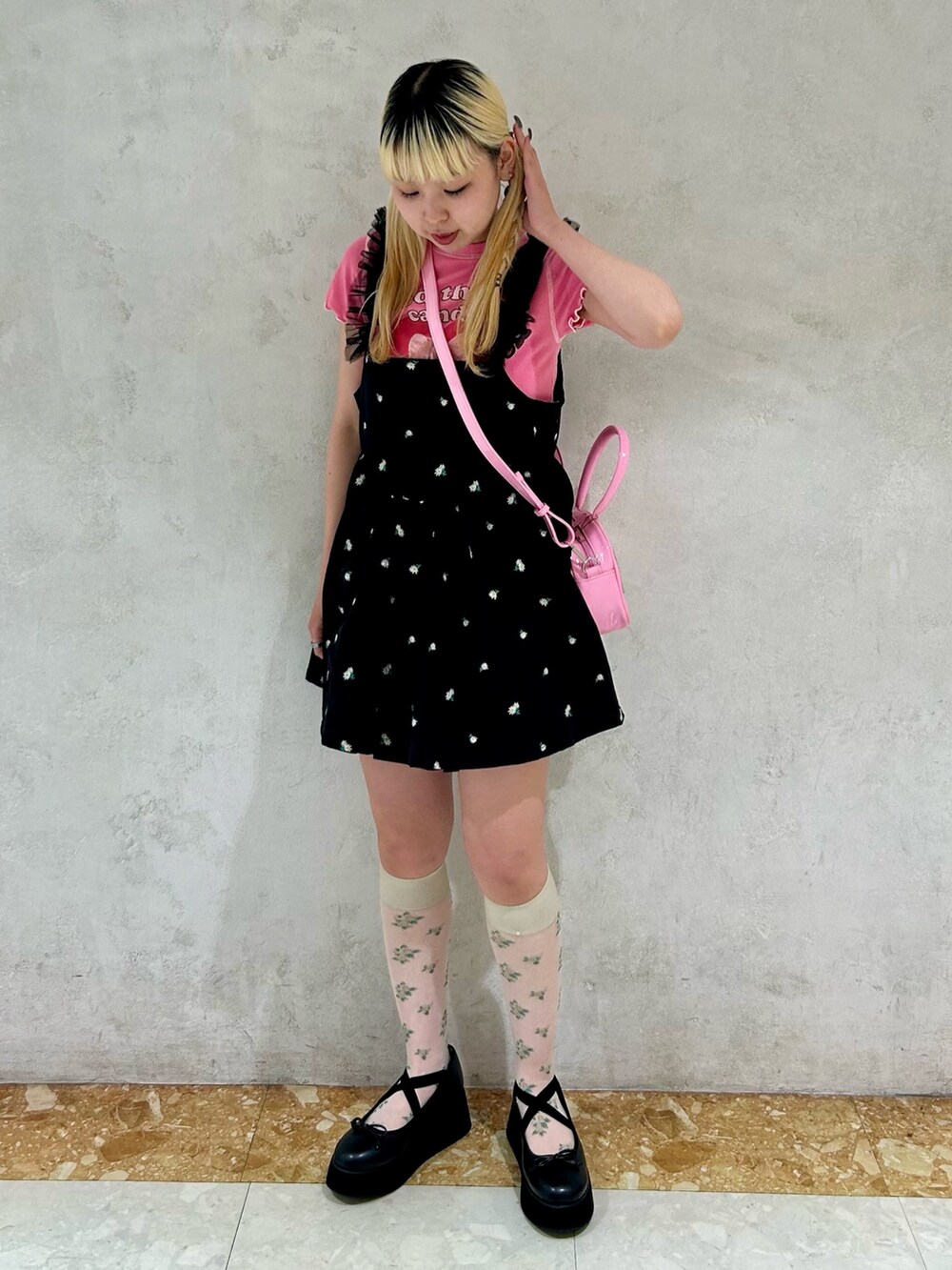 ピンク系のTシャツ/カットソー、ブラック系のワンピース、ブラック系のスカートを着用したレディースの夏コーディネートの3枚目の写真