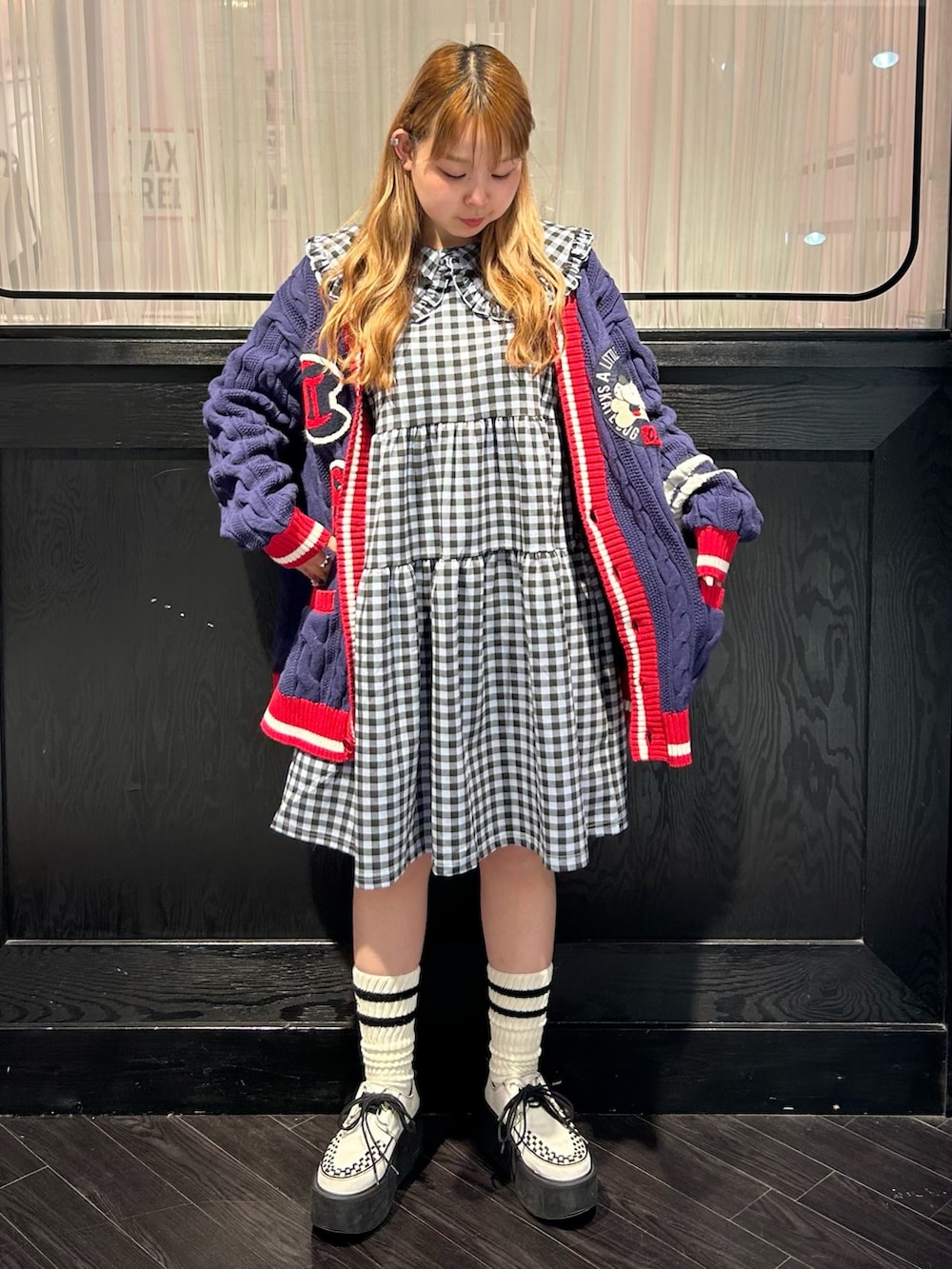 ブルー系のワンピース、ブルー系のカーディガン/ボレロを着用したレディースの冬コーディネートの4枚目の写真