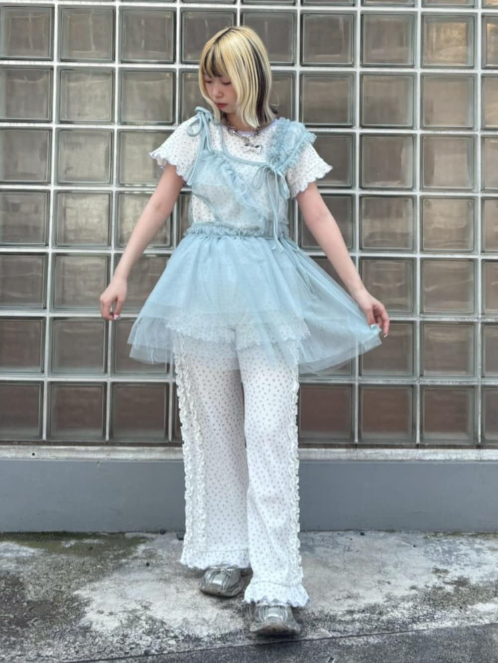 ホワイト系のTシャツ/カットソー、ブルー系のワンピース、ホワイト系のその他パンツを着用したレディースの夏コーディネートの2枚目の写真