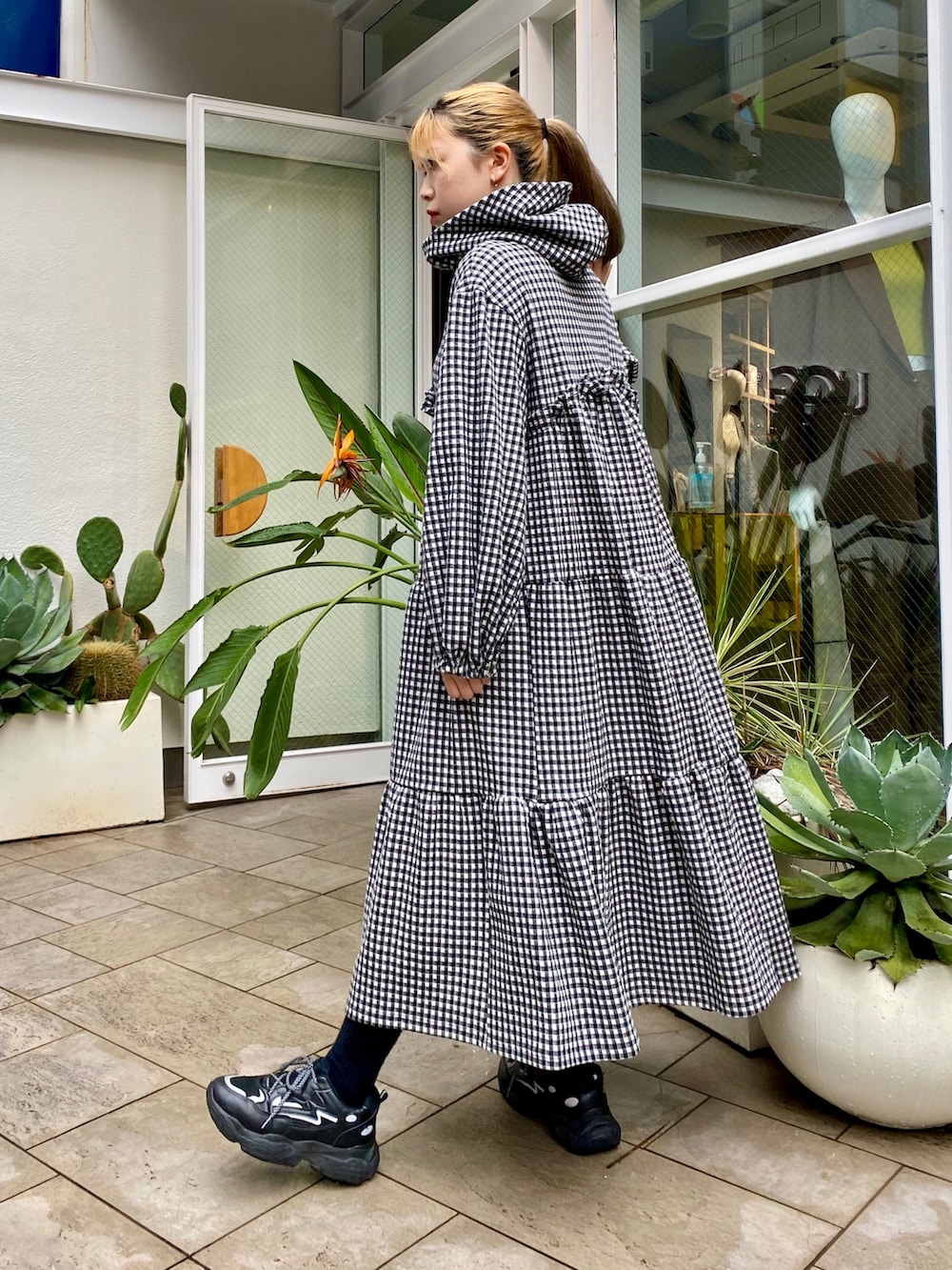 ブラック系のワンピースを着用したレディースの秋コーディネートの4枚目の写真