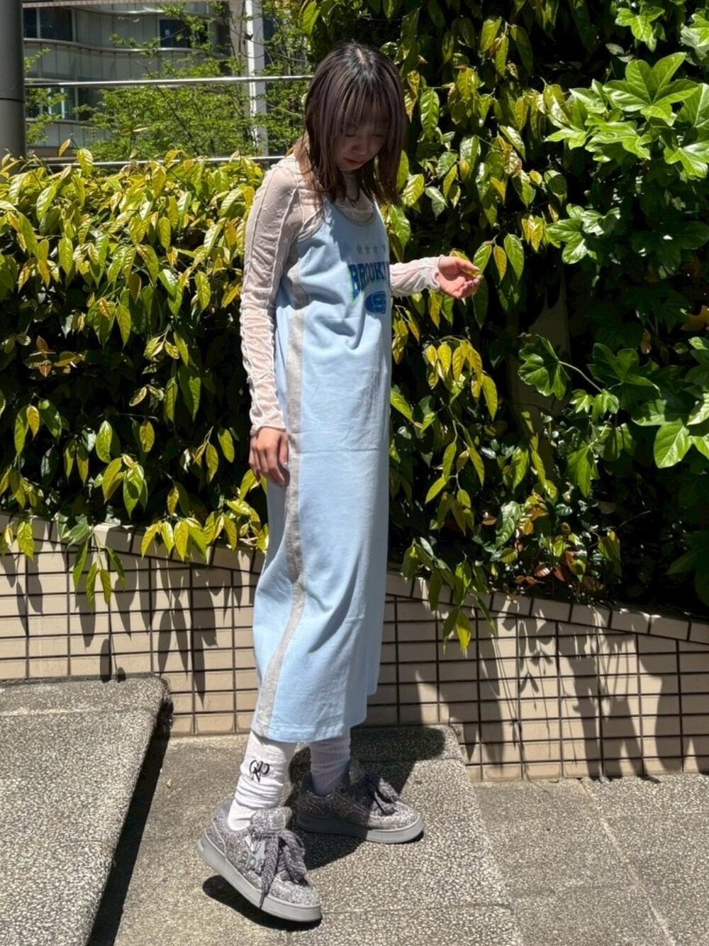 ホワイト系のその他トップス、ブルー系のワンピースを着用したレディースの春コーディネートの4枚目の写真