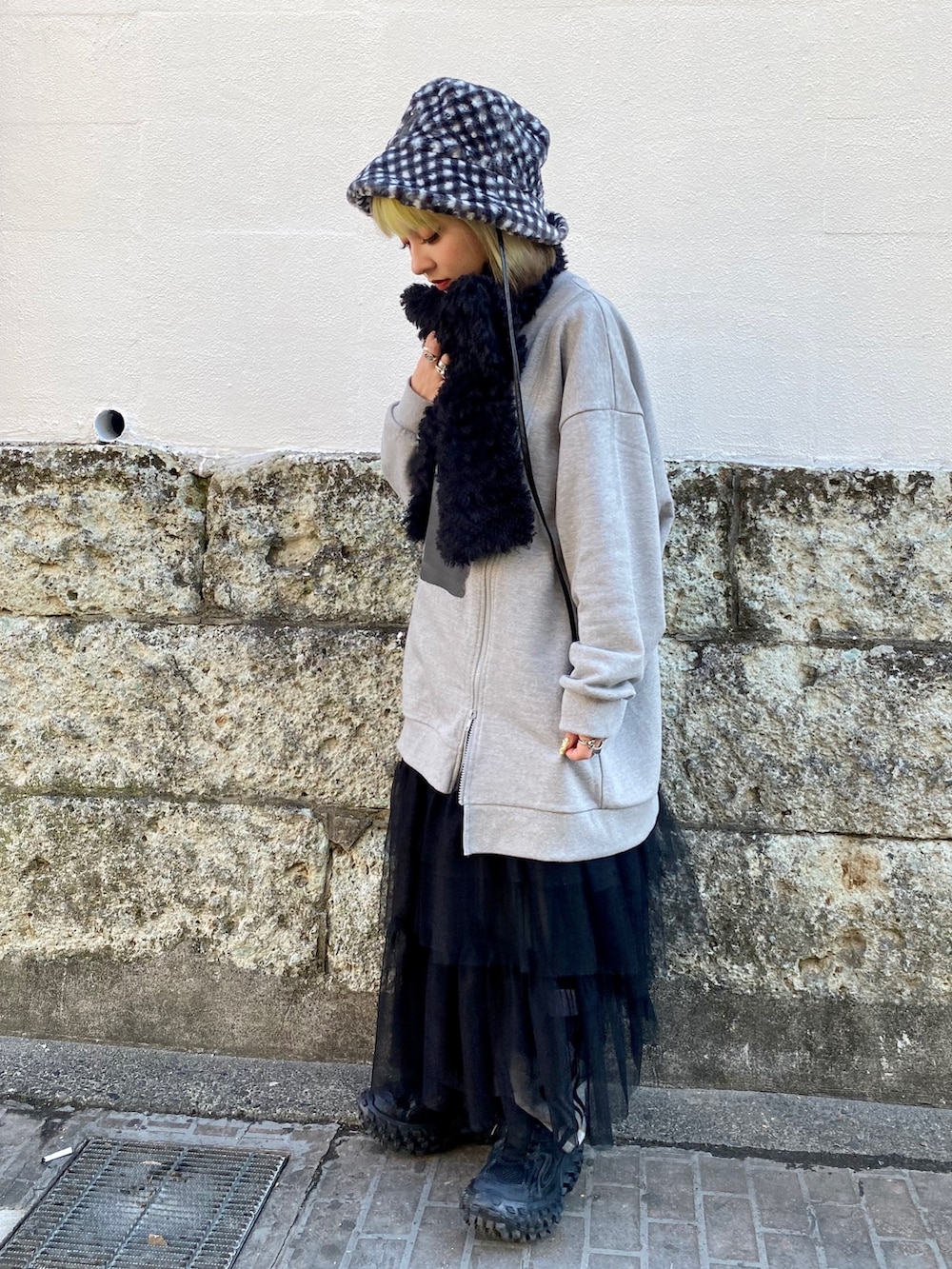 グレー系のスウェット、ブラック系のワンピース、グレー系のその他パンツを着用したレディースの冬コーディネートの3枚目の写真