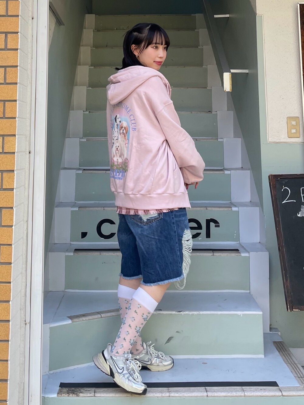 ピンク系のパーカー、ピンク系のシャツ/ブラウス、ブルー系のデニムパンツを着用したレディースの夏コーディネートの2枚目の写真