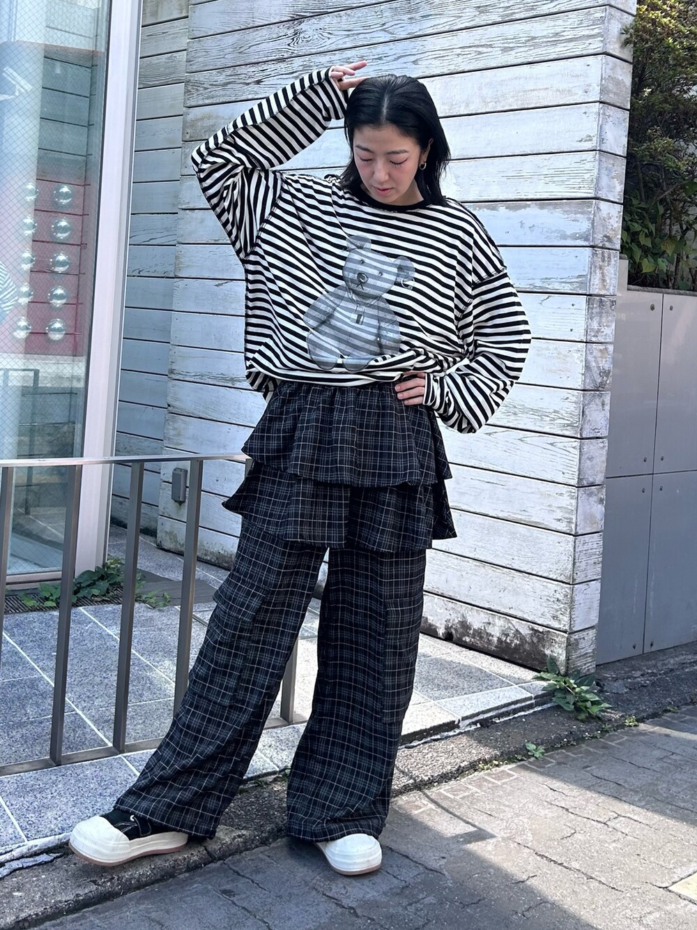 ブラック系のその他パンツ、ホワイト系のTシャツ/カットソーを着用したレディースの秋コーディネートの3枚目の写真