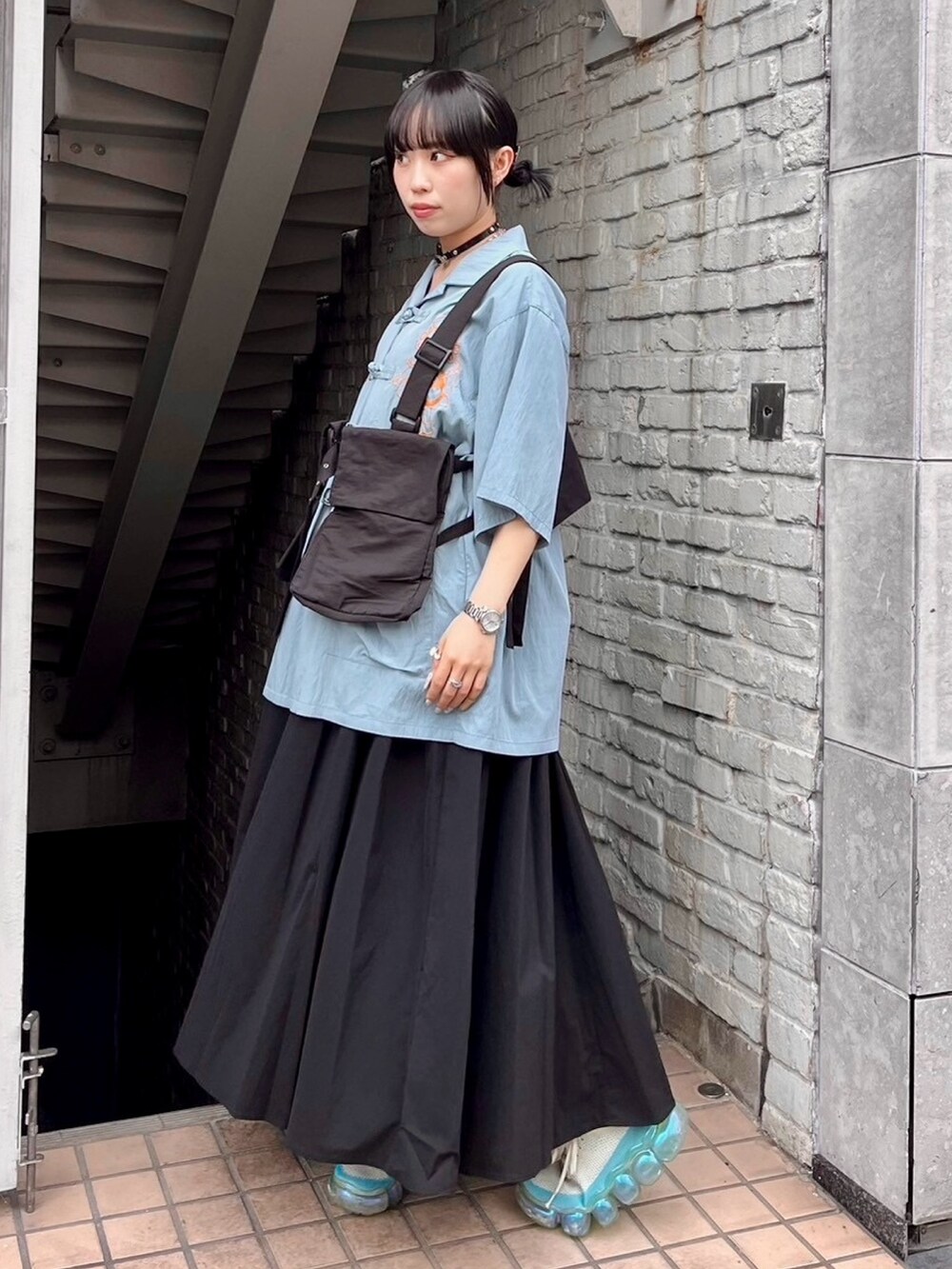 ブラック系のワンピース、ブラック系のベスト、ブルー系のシャツ/ブラウスを着用したレディースの夏コーディネートの2枚目の写真