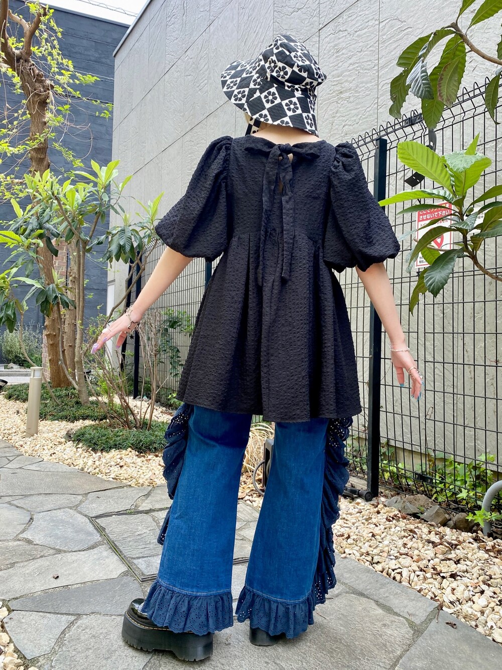 ブラック系のシューズ、ブルー系のデニムパンツ、ブラック系のその他トップスを着用したレディースの春コーディネートの4枚目の写真