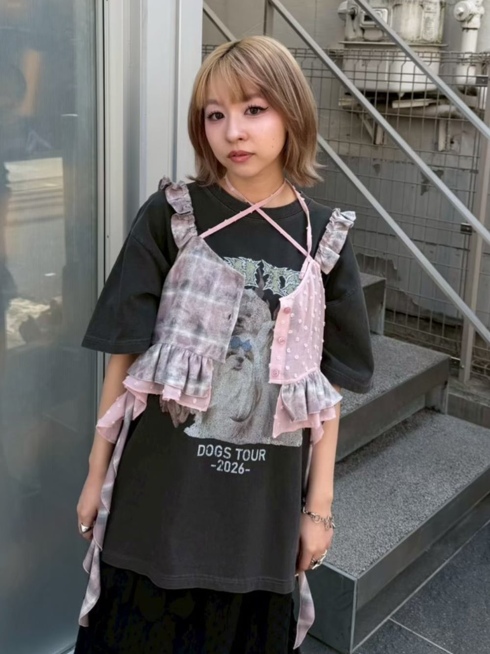 ブラック系のスカート、ピンク系のその他トップス、ブラック系のTシャツ/カットソーを着用したレディースの夏コーディネートの3枚目の写真