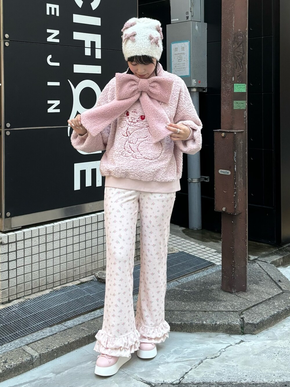 ピンク系のその他トップス、ピンク系のその他パンツ、ピンク系のバレエシューズを着用したレディースの秋コーディネートの2枚目の写真