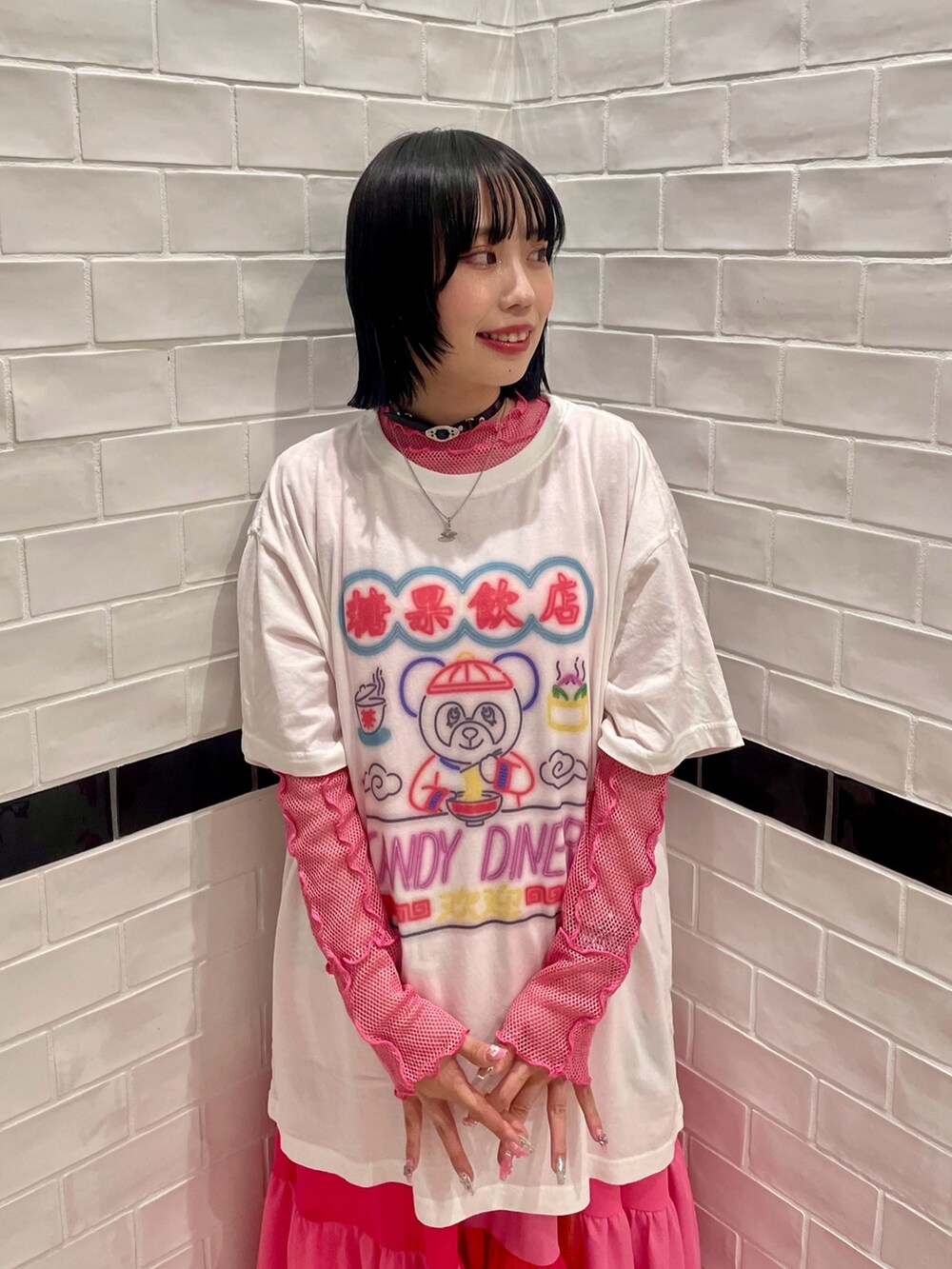 ピンク系のその他トップス、ホワイト系のTシャツ/カットソー、ピンク系のワンピースを着用したレディースの春コーディネートの4枚目の写真