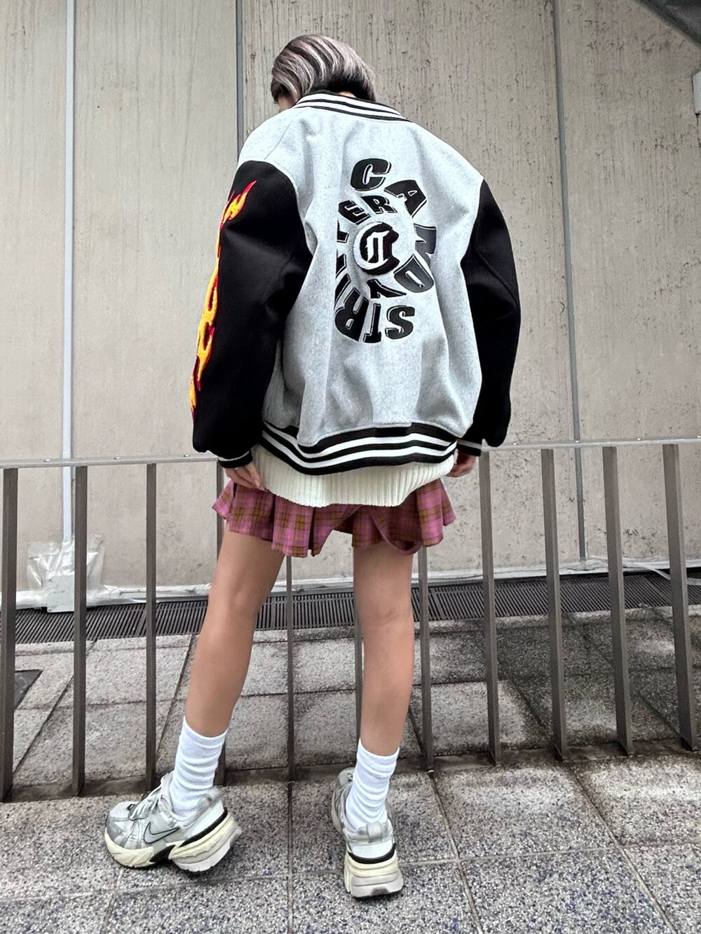 シルバー系のシューズ、ピンク系のスカート、ホワイト系のニット/セーターを着用したレディースの秋コーディネートの5枚目の写真