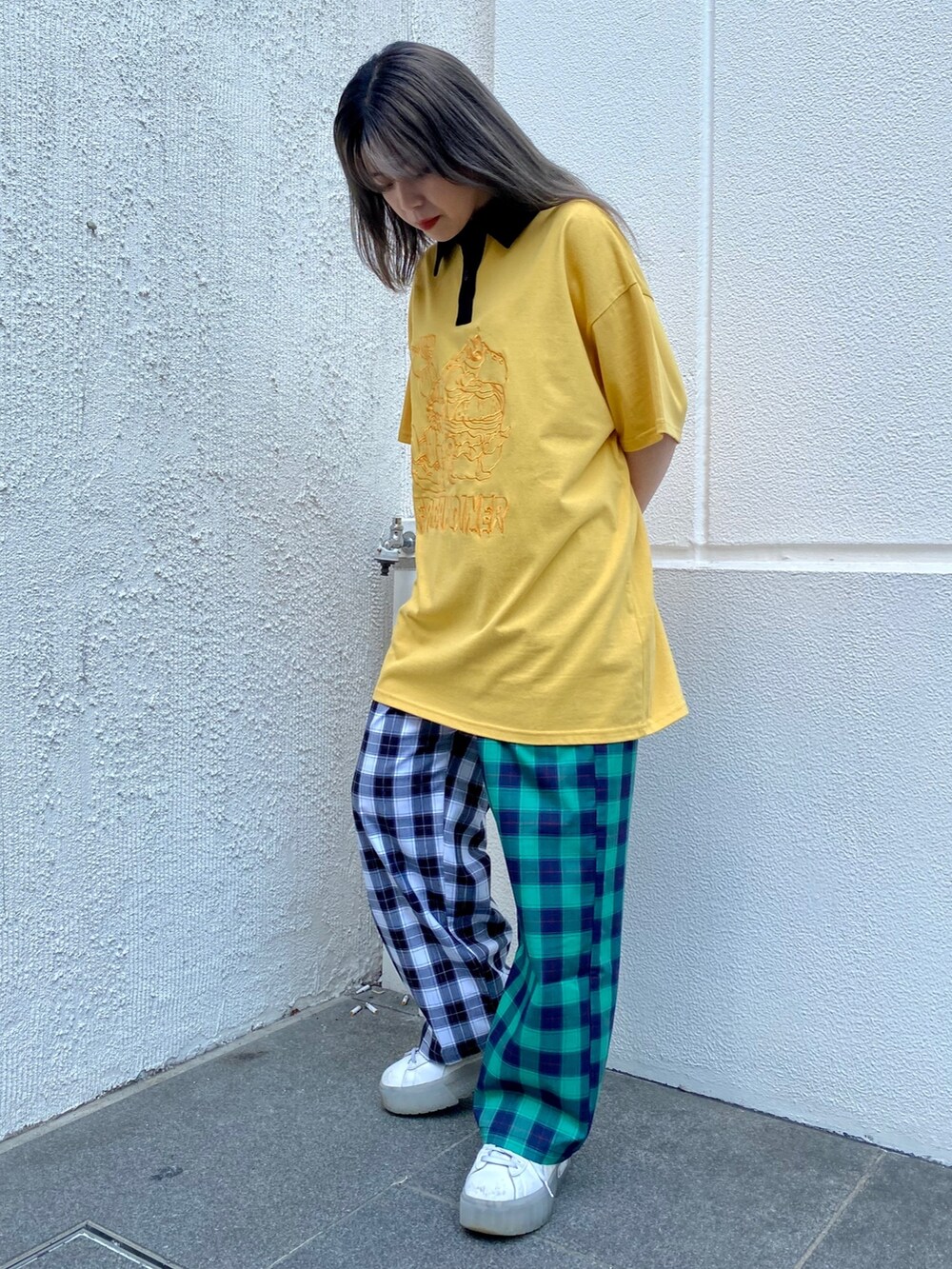 ホワイト系のその他パンツ、イエロー系のポロシャツを着用したレディースの夏コーディネートの2枚目の写真