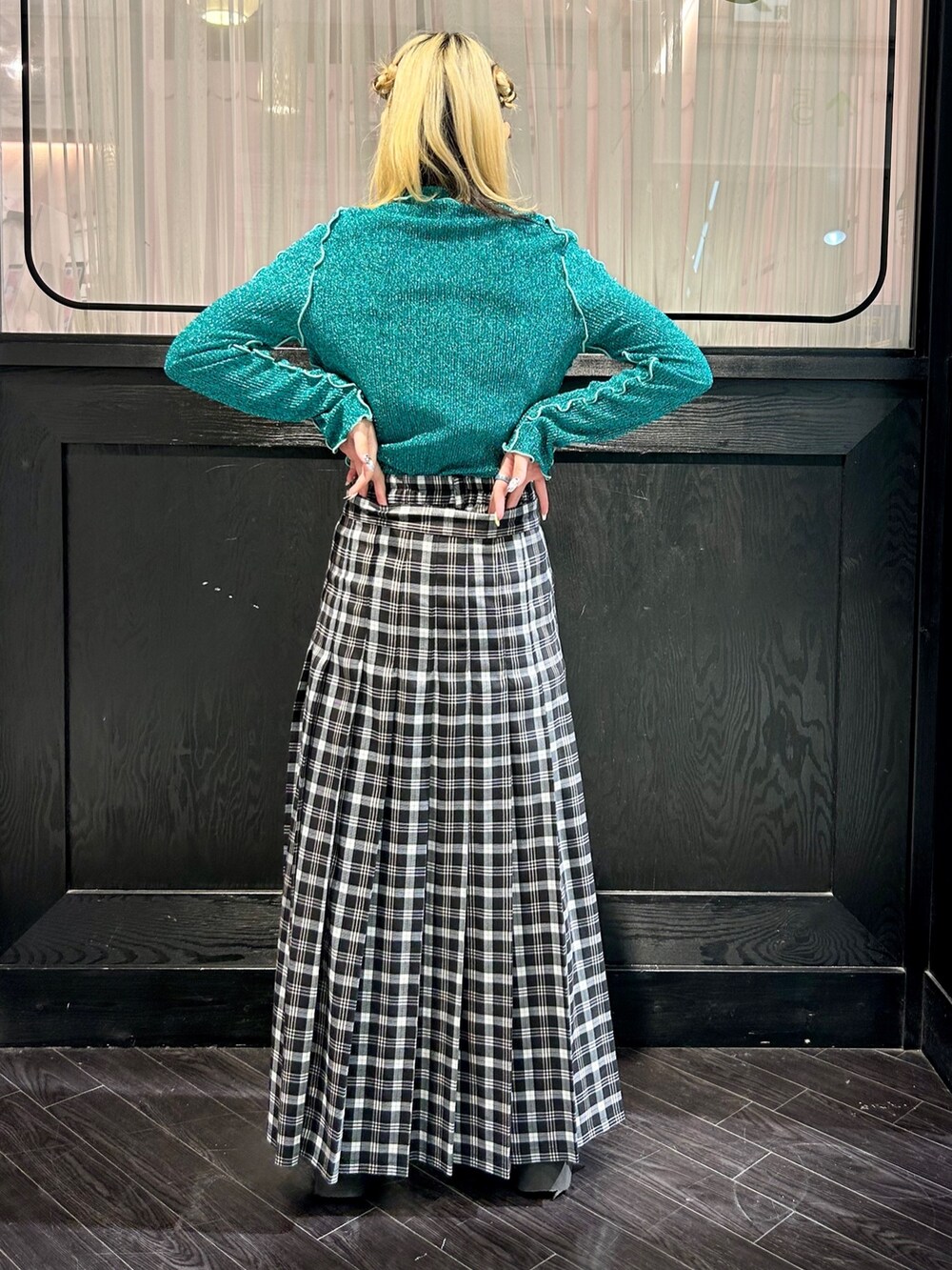 ブラック系のその他パンツ、グリーン系のその他トップスを着用したレディースの秋コーディネートの3枚目の写真