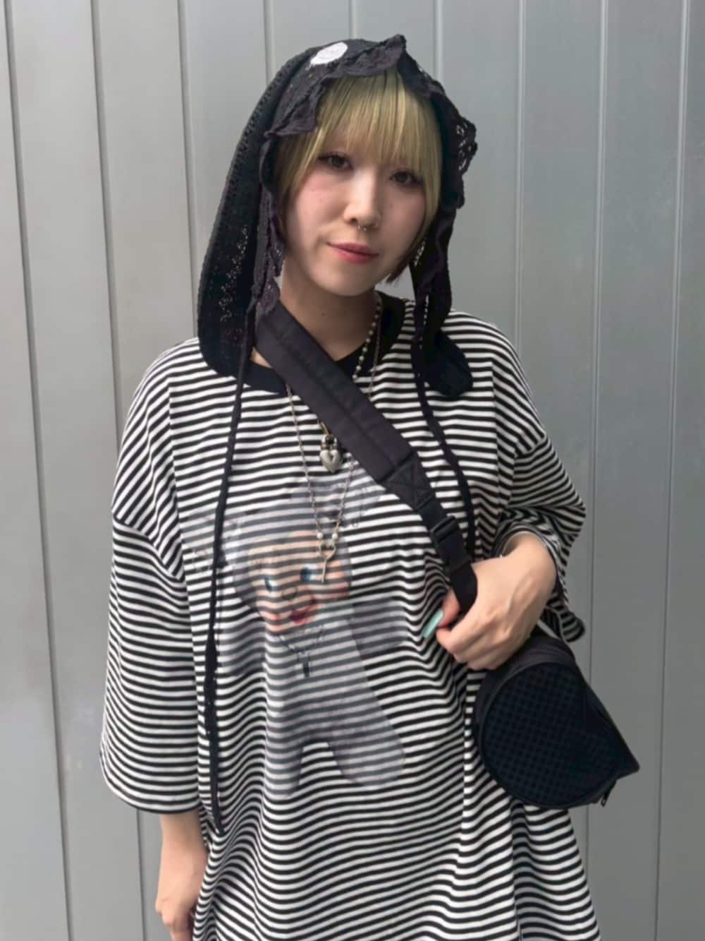 ブラック系のTシャツ/カットソー、ブラック系のショルダーバッグ、ブラック系のニットキャップ/ビーニーを着用したレディースの夏コーディネートの4枚目の写真