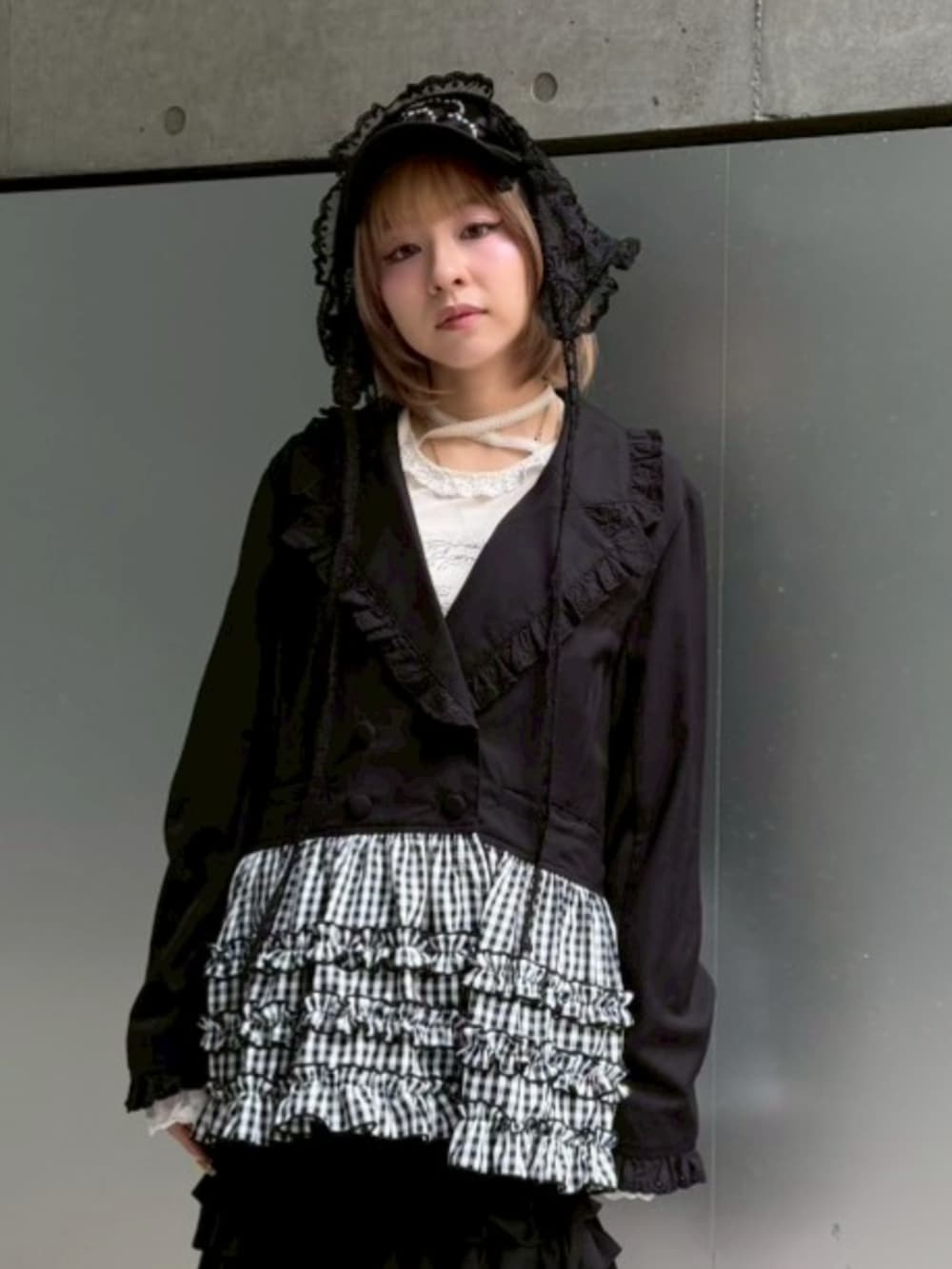 ホワイト系のTシャツ/カットソー、ブラック系のその他パンツ、ブラック系のボディバッグ/ウエストポーチを着用したレディースの春コーディネートの4枚目の写真