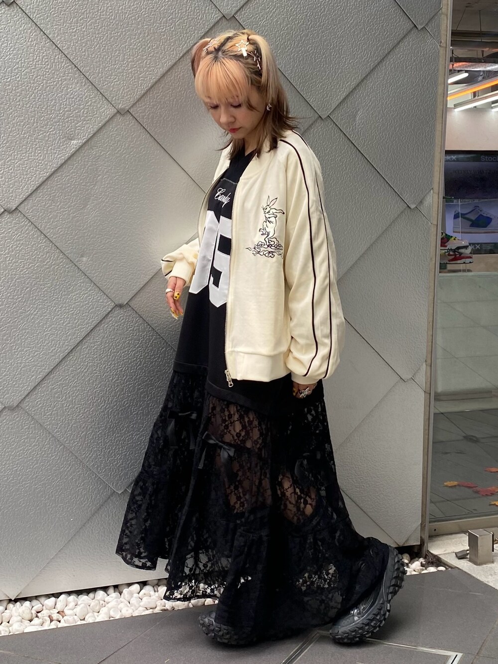 ホワイト系のその他アウター、ブラック系のワンピース、ブラック系のソックス/靴下を着用したレディースの秋コーディネートの3枚目の写真