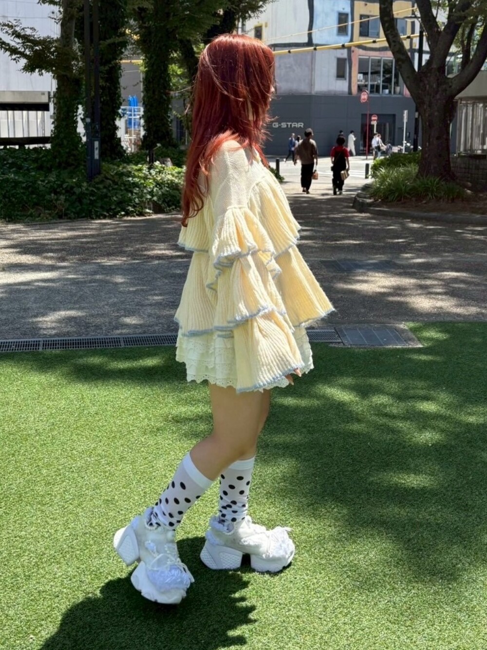 ホワイト系のスカート、ホワイト系のカーディガン/ボレロを着用したレディースの夏コーディネートの4枚目の写真
