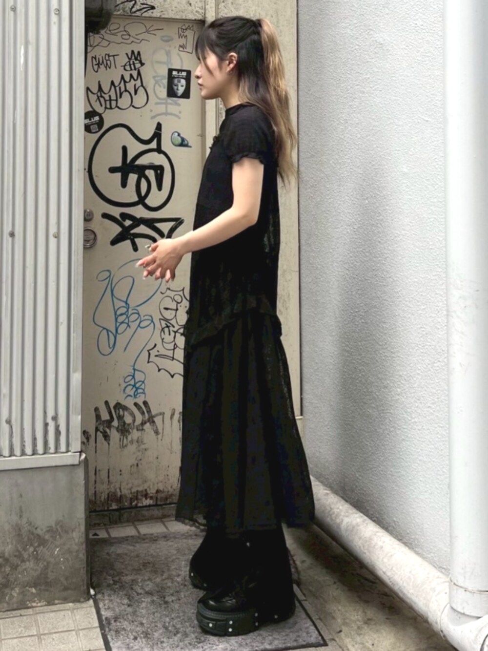 ブラック系のその他パンツ、ブラック系のワンピース、ブラック系のTシャツ/カットソーを着用したレディースの夏コーディネートの2枚目の写真