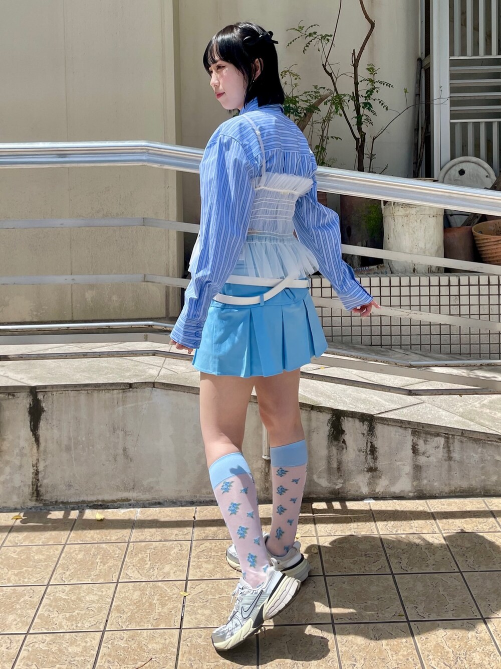 ブルー系のシャツ/ブラウス、ブルー系のスカート、ホワイト系のキャミソールを着用したレディースの春コーディネートの3枚目の写真