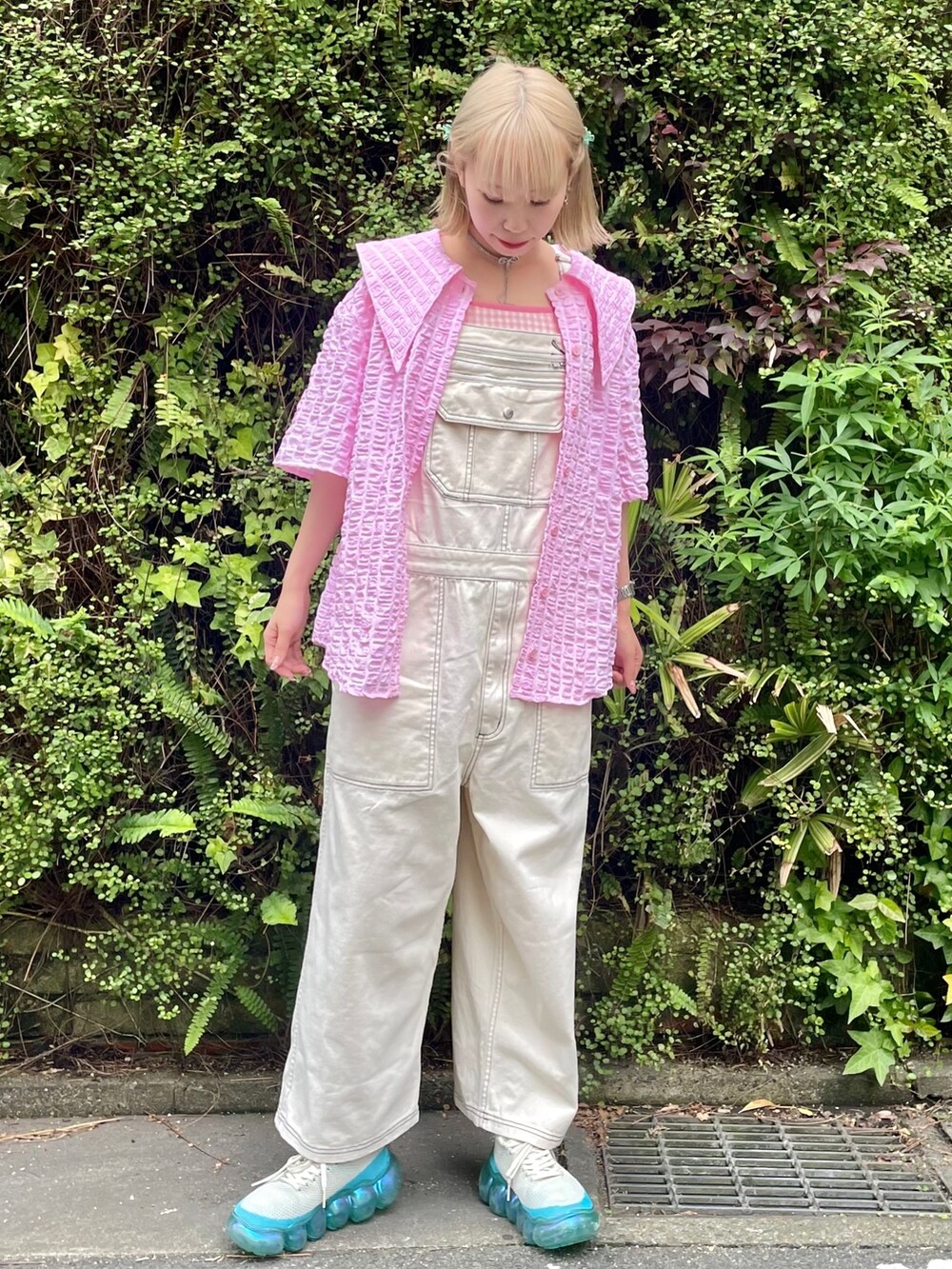 ホワイト系のサロペット/オーバーオール、ピンク系のシャツ/ブラウス、ピンク系のキャミソールを着用したレディースの春コーディネートの2枚目の写真