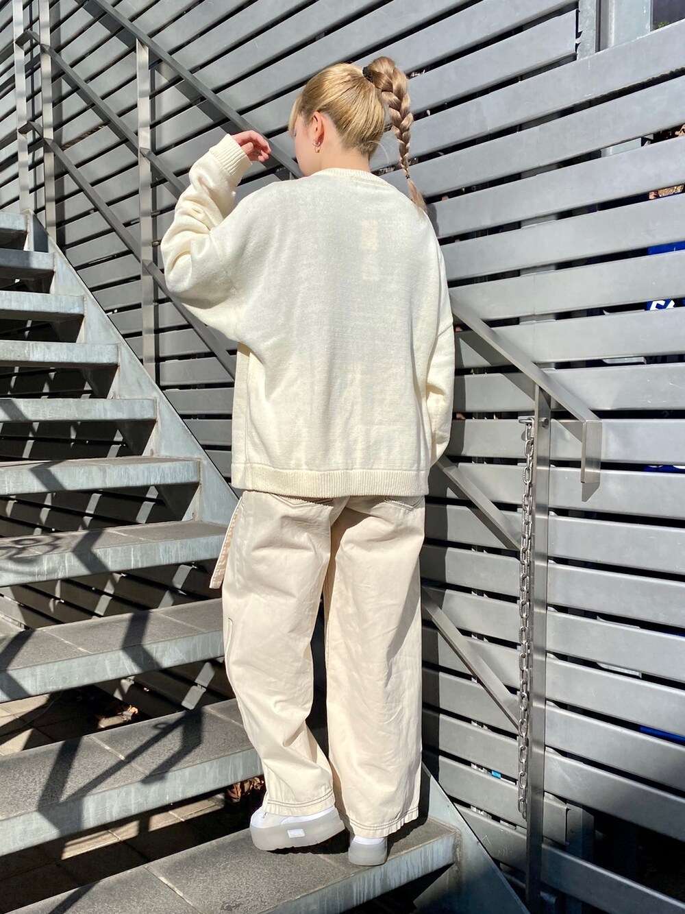 ホワイト系のその他パンツ、ホワイト系のニット/セーターを着用したレディースの冬コーディネートの4枚目の写真