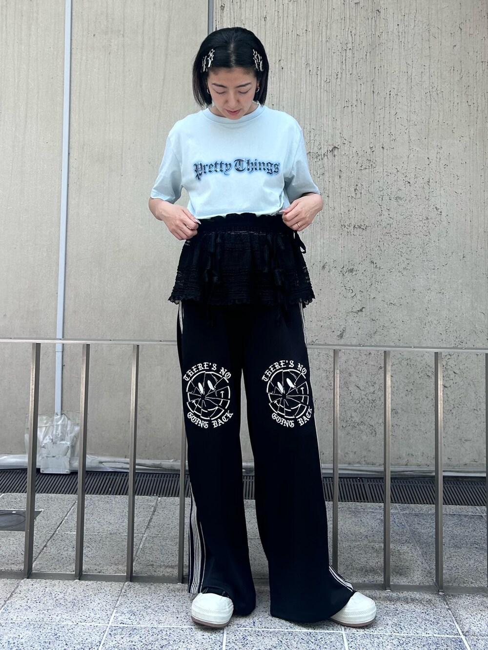 ブラック系のその他パンツ、ブラック系のスカート、ブルー系のTシャツ/カットソーを着用したレディースの春コーディネートの3枚目の写真