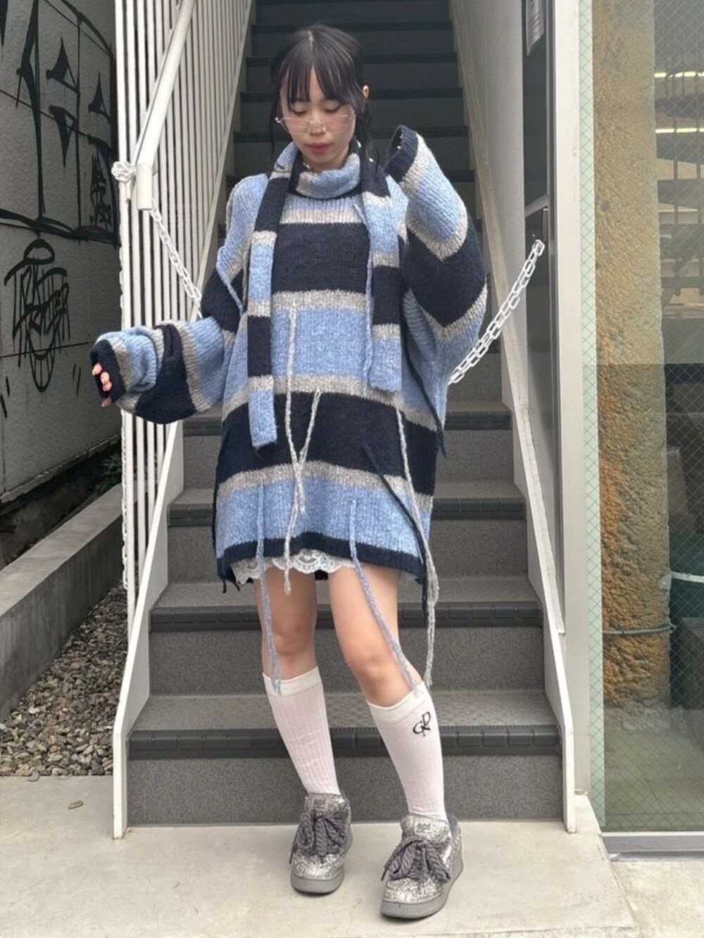 ブルー系のワンピース、グレー系のニット/セーターを着用したレディースの秋コーディネートの2枚目の写真